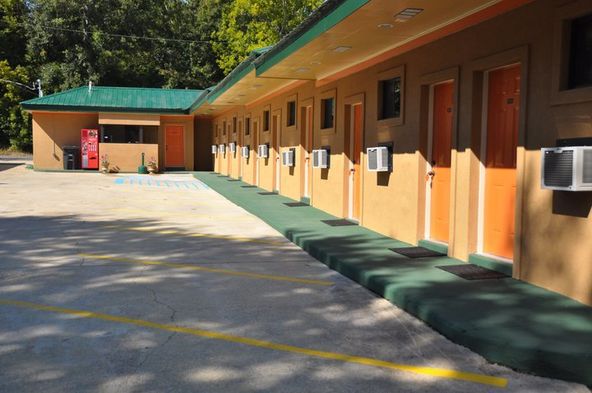 River East Inn: 2020 Highland Road, Baton Rouge, LA 70802